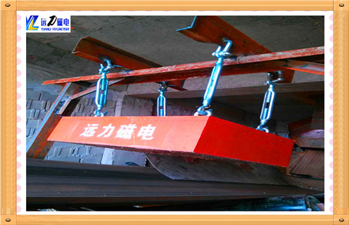 打開(kāi)永磁除鐵器之前請(qǐng)檢查指示的油位是否在油標(biāo)的上限內(nèi)